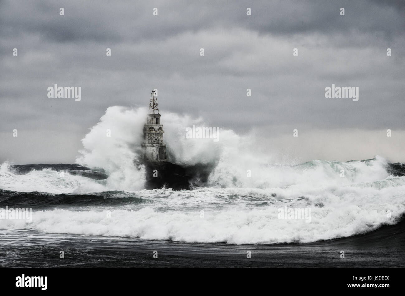 Vieux phare dans la mer en jour de tempête Banque D'Images