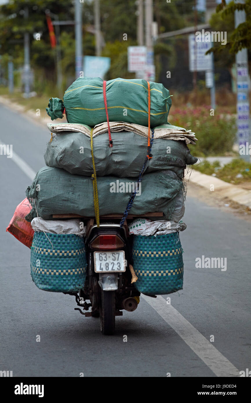 moto-surchargee-pres-de-my-tho-province-