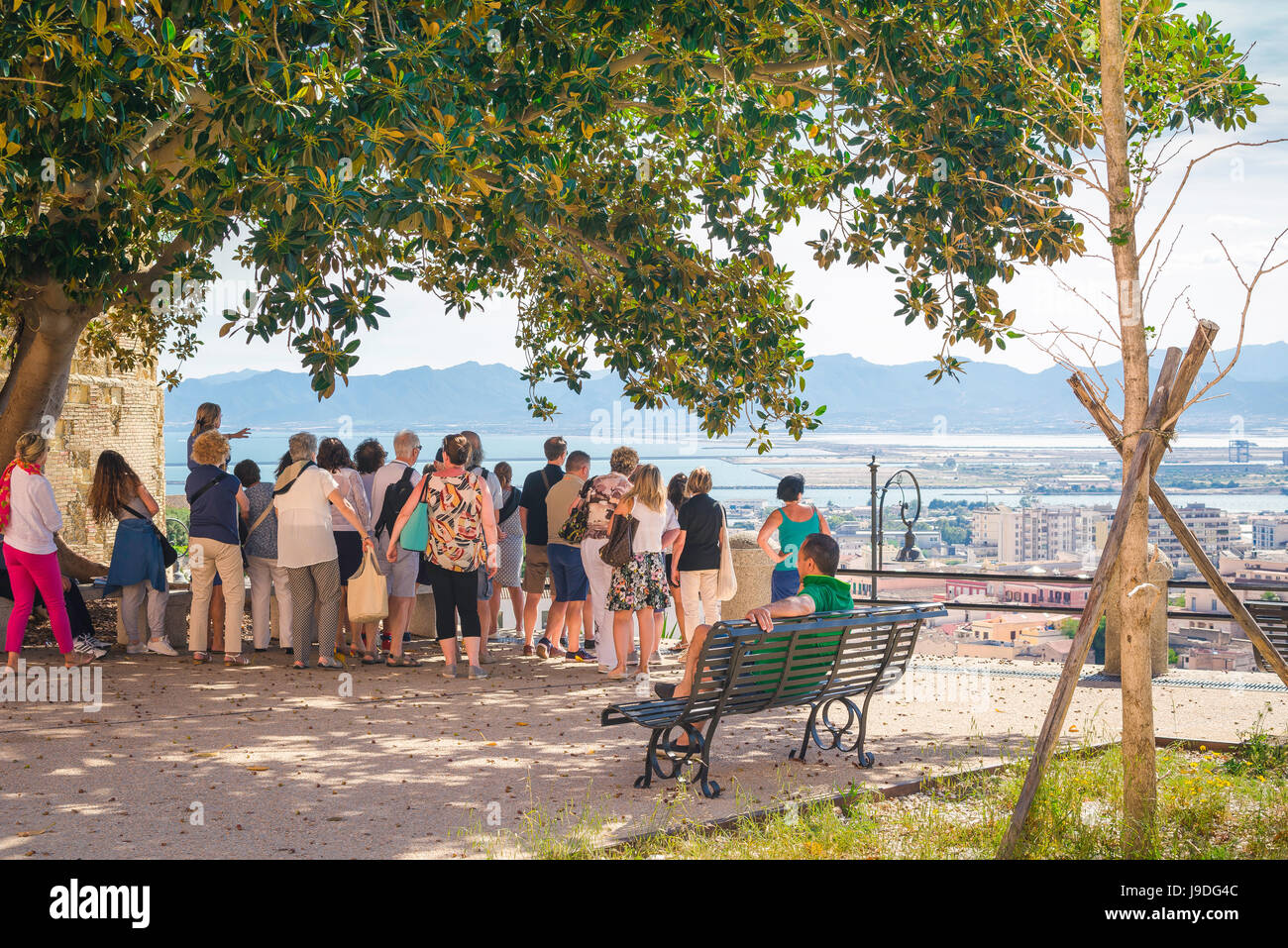 Les touristes Cagliari, un voyage organisé pour visiter un point de vue surélevé au-dessus de la ville de Cagliari en Sardaigne. Banque D'Images