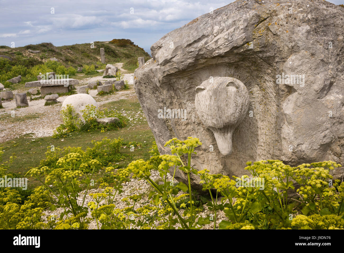 Royaume-uni l'Angleterre, dans le Dorset, Portland, argile, Ope Tout Quarry Sculpture Park, ours sculptés dans la pierre qui sortent d'rock Banque D'Images