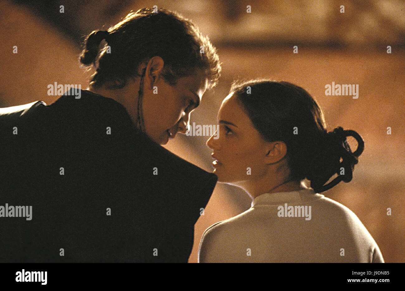 STAR WARS : Episode II - DER ANGRIFF KLONKRIEGER / Star Wars : Episode II - l'Attaque des Clones USA 2002 / George Lucas Anakin Skywalker (Hayden Christensen), la reine amidala (Natalie Portman) Régie : George Lucas aka. Star Wars : Episode II - l'Attaque des Clones Banque D'Images