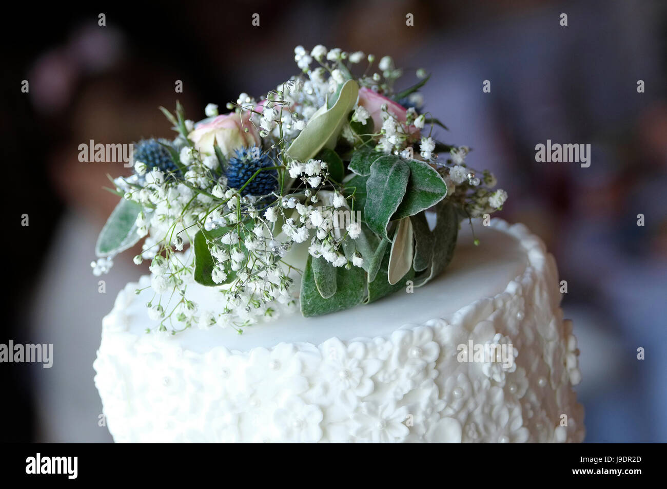 Affichage fleurs sur le dessus du gâteau de mariage Banque D'Images