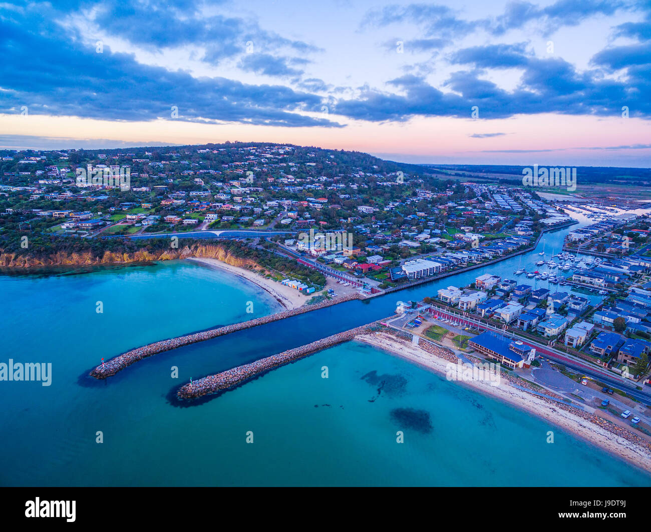 Entrée d'eau de la baie de Port Phillip, sur la sécurité Beach Marina. Péninsule de Mornington banlieue vue aérienne. Melbourne, Australie Banque D'Images