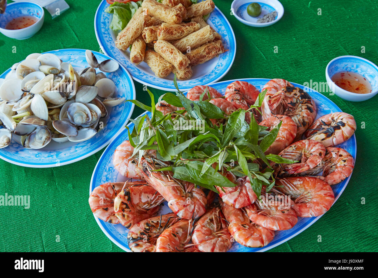 Des plats de fruits de mer au restaurant, Tan Thanh, province de Tien Giang, Delta du Mekong, Vietnam Banque D'Images