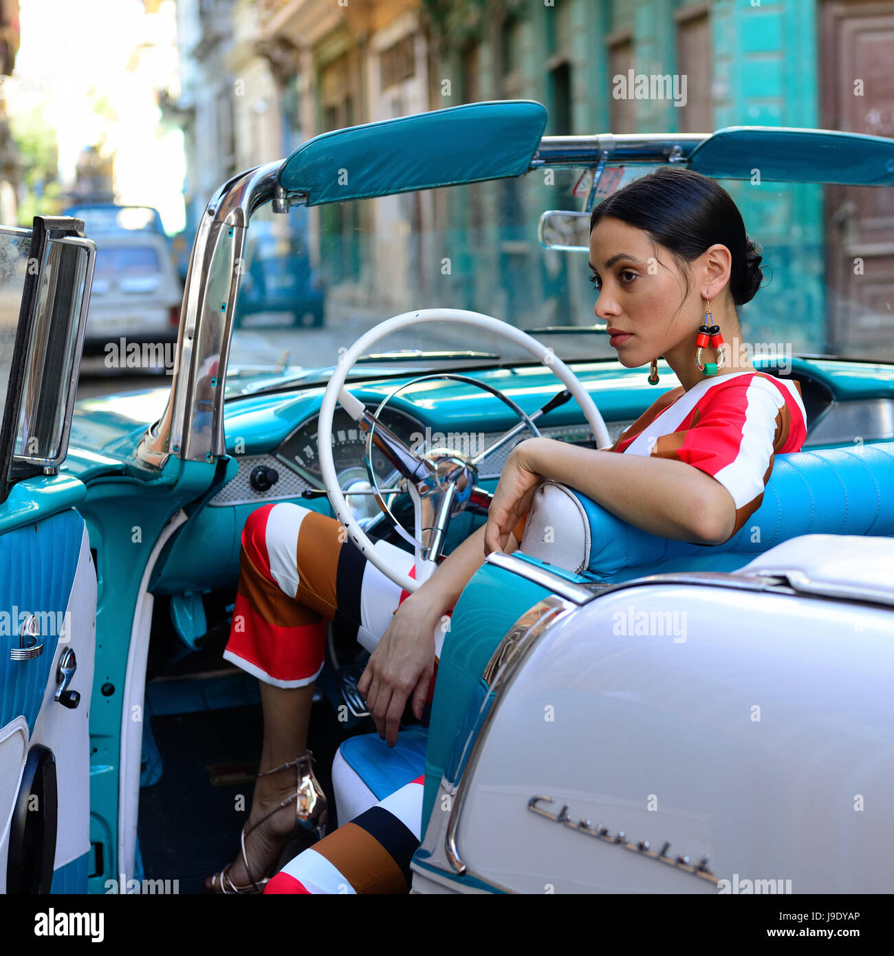 La HAVANE, CUBA - 11 décembre 2016 : femme cubaine obtient la voiture américaine classique dans le centre de la vieille Havane Banque D'Images