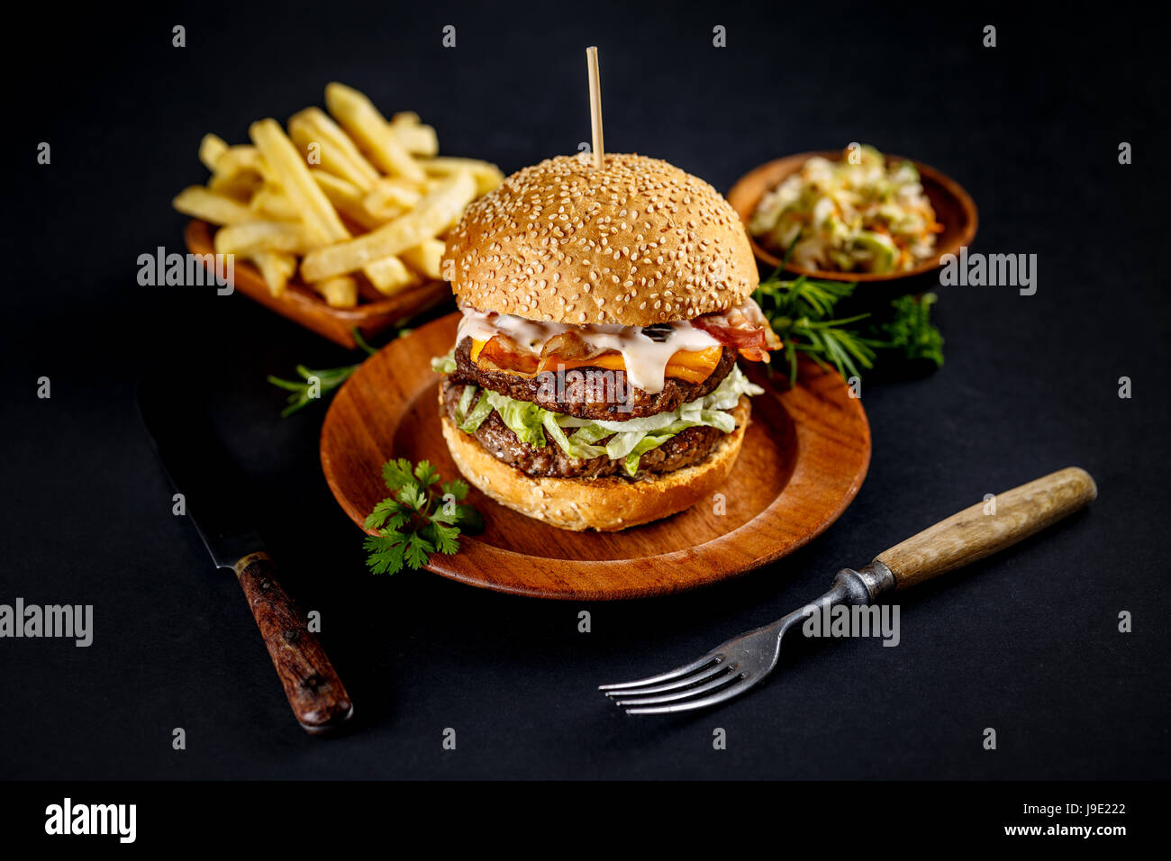 Still Life of big tasty burger et frites Banque D'Images