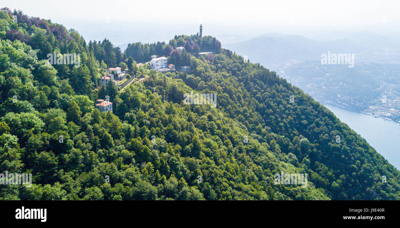 Vue aérienne de l'Voltiano phare de Brunate et le lac de Como, arbres et vert. La Lombardie, Italie. Dédié à Alessandro Volta Banque D'Images