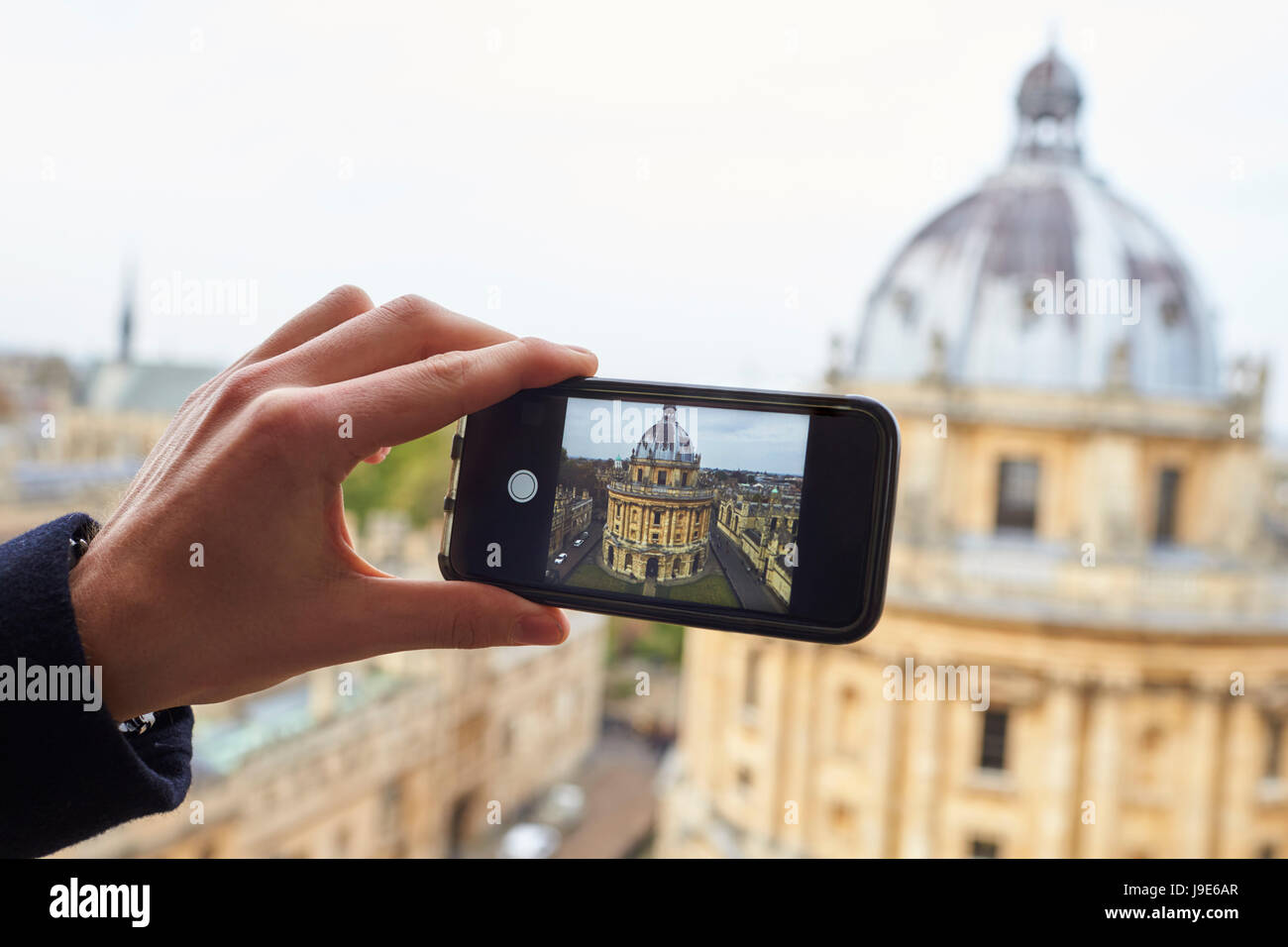 OXFORD/ UK- 26 octobre 2016 : Taking Photo de Radcliffe Camera à Oxford sur le téléphone Banque D'Images