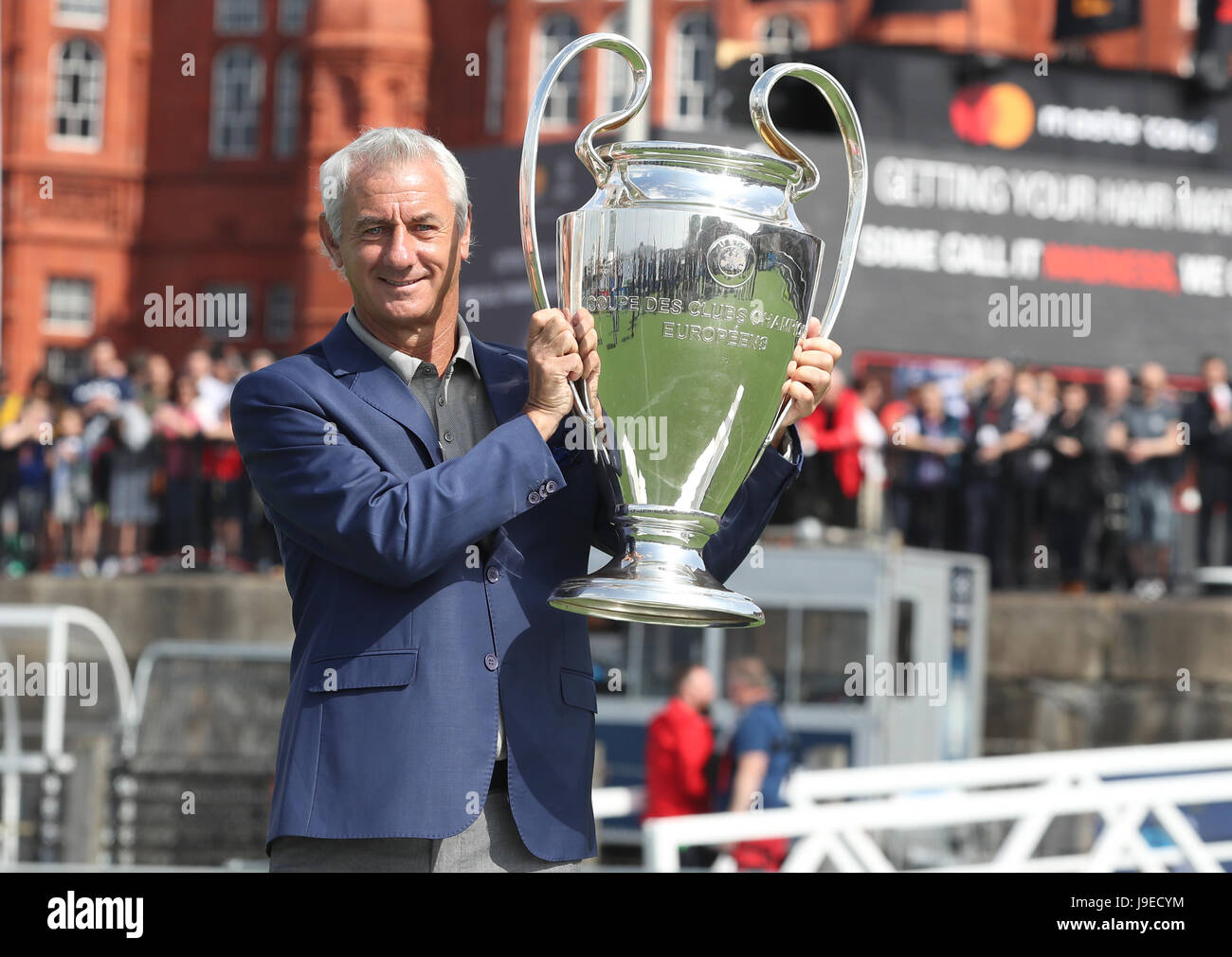 L'UEFA l'Ambassadeur Ian Rush avec le trophée de la Ligue des Champions à Cardiff avant la finale chez les hommes le samedi. Banque D'Images