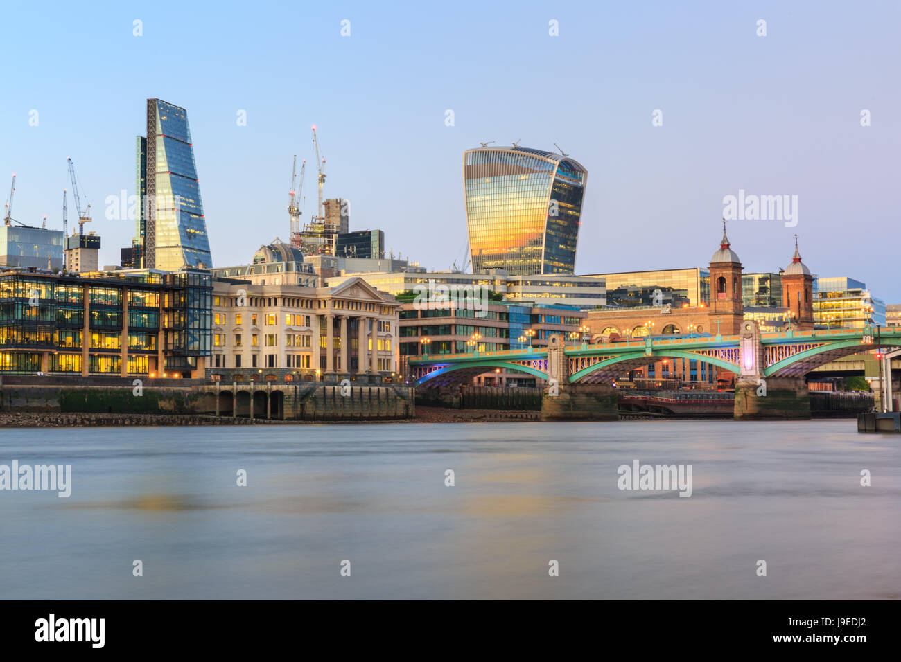 Ville de London Skyline at sunset avec la Tamise, Londres, UK Banque D'Images