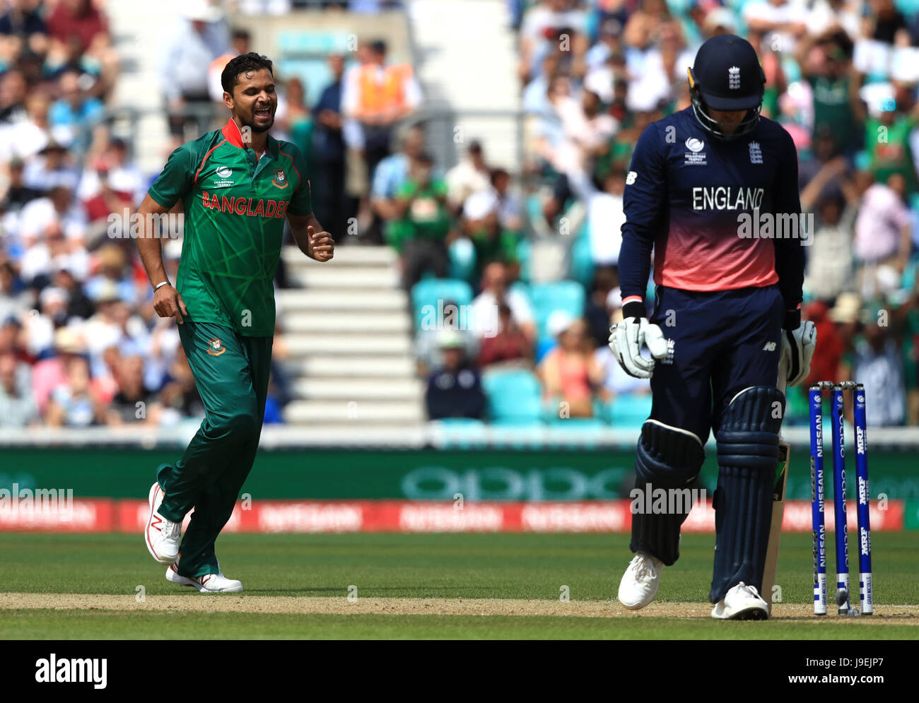 Le Bangladesh a Mashrafe Mortaza célèbre le guichet de l'Angleterre de la Jason Roy au cours de l'ICC Champions trophy, Groupe d'un match à l'ovale, Londres. Banque D'Images