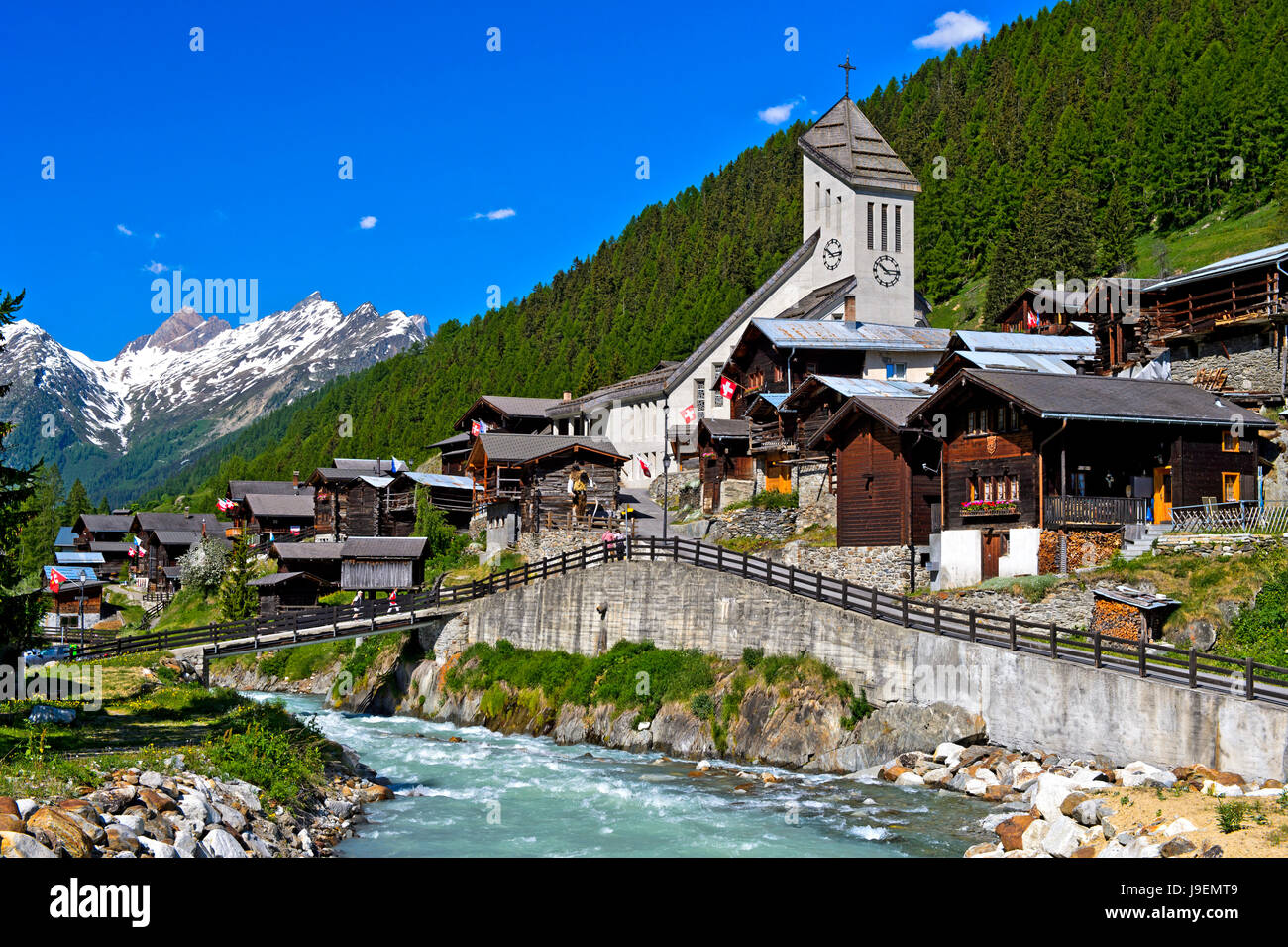 Village de montagne répertoriées avec église s'élevant au-dessus de la rivière Lonza, Blatten, Lötschental, Alpes Pennines, Valais, Suisse Banque D'Images