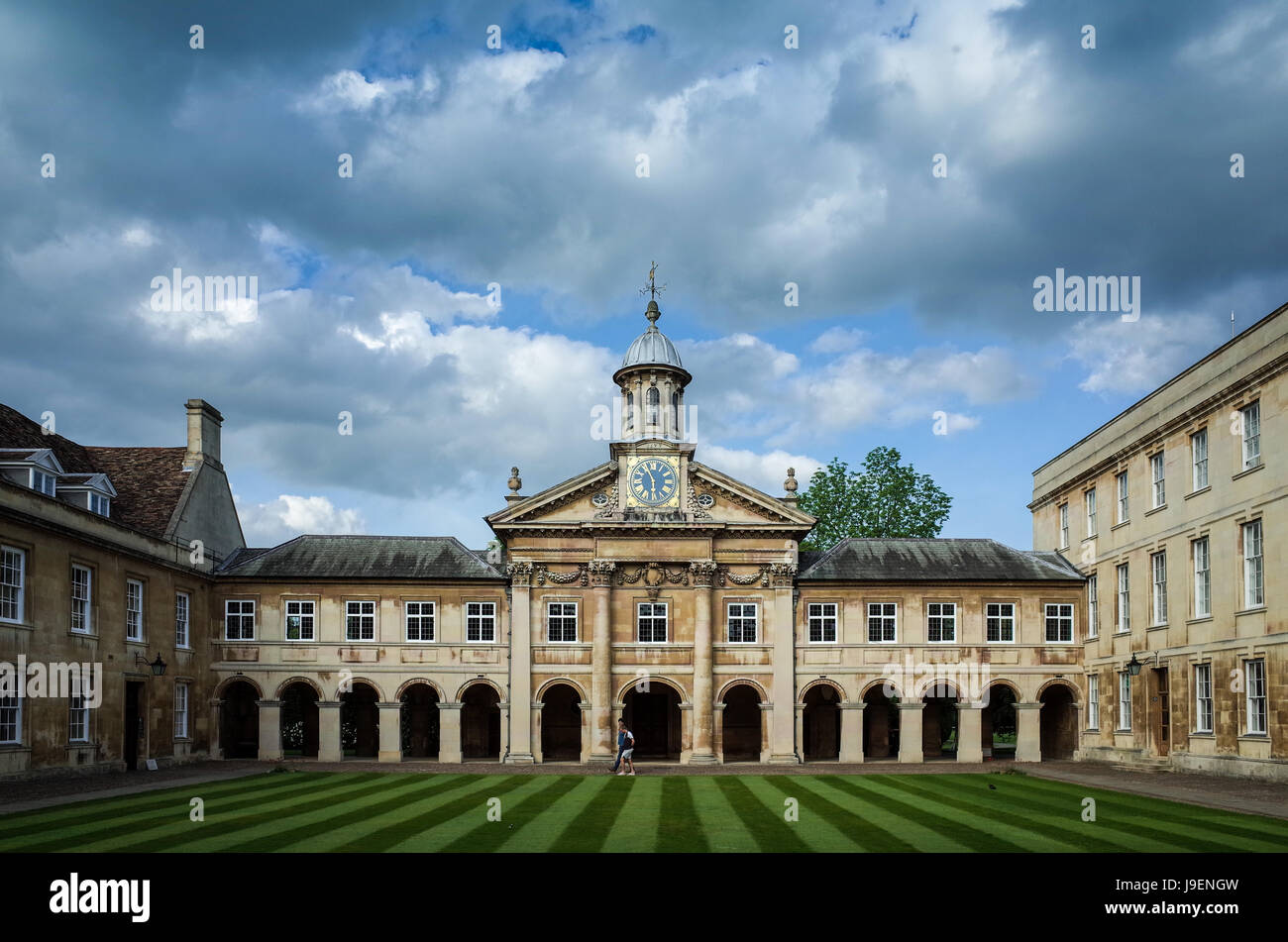 L'horloge et la Cour avant d'Emmanuel College, qui fait partie de l'Université de Cambridge, Royaume-Uni. Le collège a été fondé en 1584. Architecte : Wren. Banque D'Images