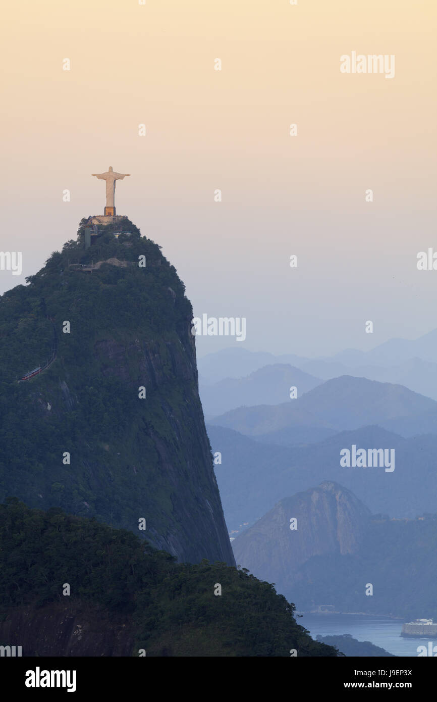 Le Christ du Corcovado sur dans le parc national de Tijuca à Rio de Janeiro - le site classé au Patrimoine Mondial de l'Unesco Carioca paysages entre la montagne et la mer Banque D'Images
