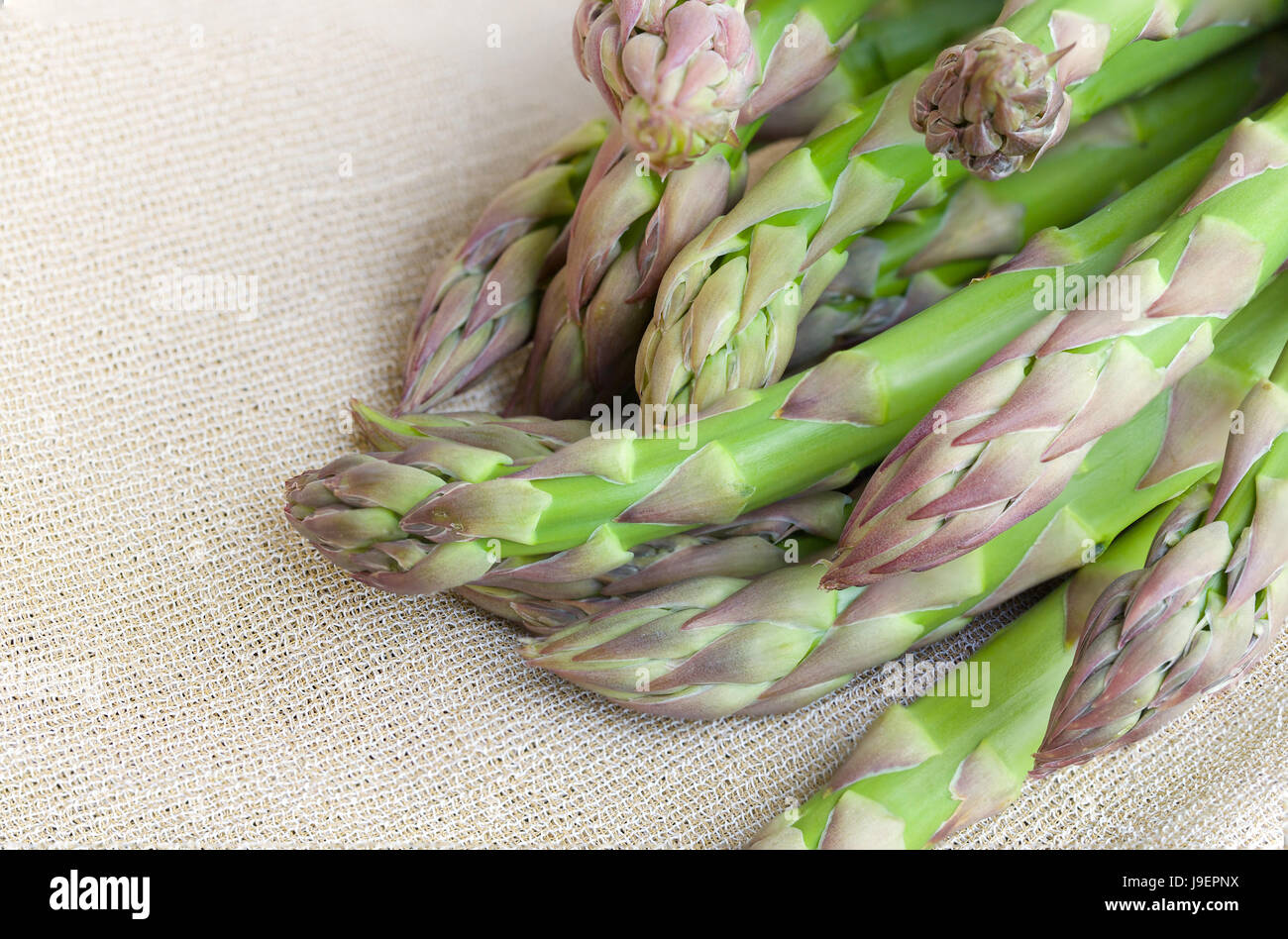 L'asperge verte, mis sur le marché.Un sac en arrière-plan Banque D'Images