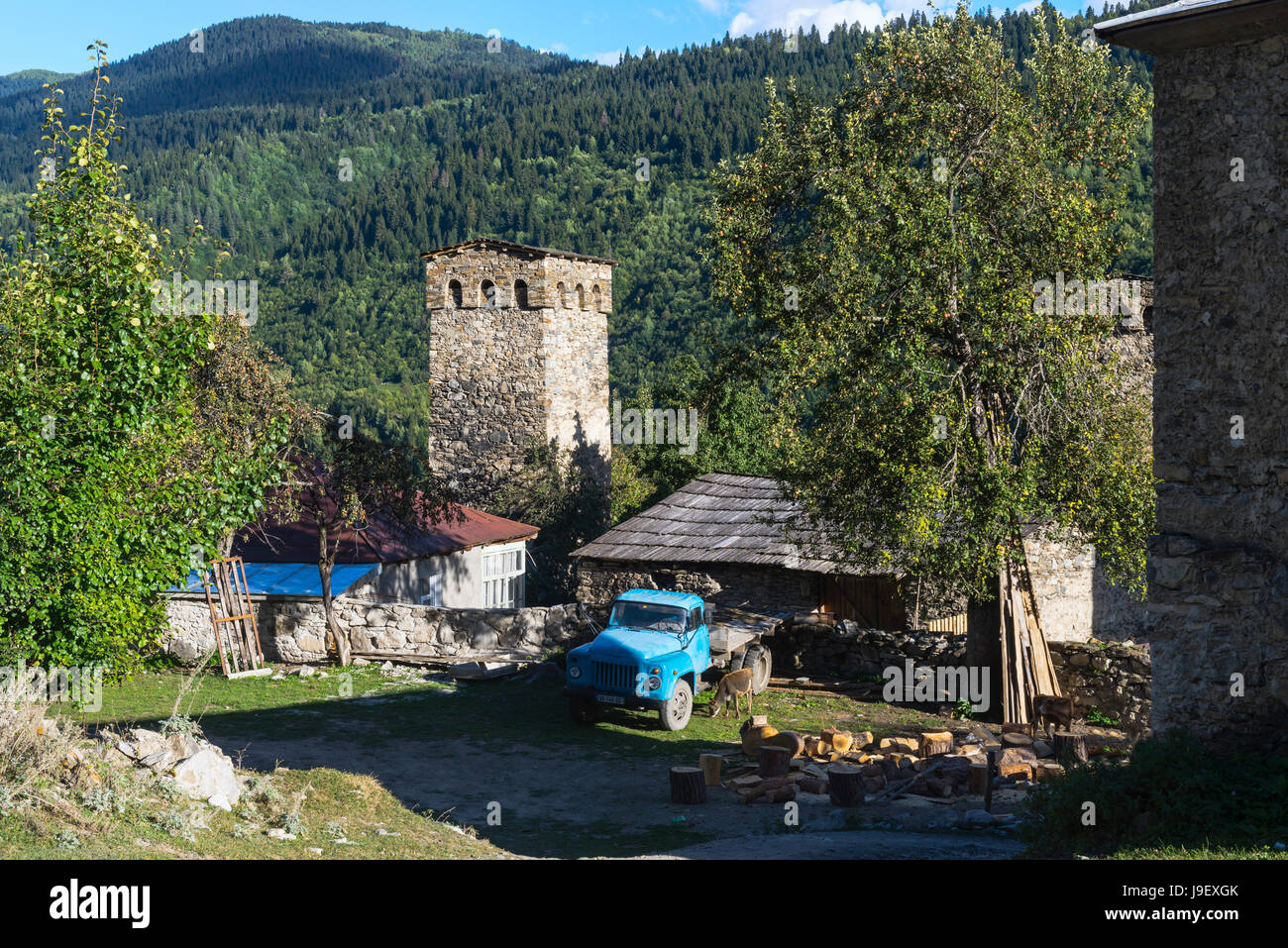 La tour médiévale traditionnelle Svanetian Lashtkhveri, maisons de village, région de Svaneti, dans le Caucase, en Géorgie Banque D'Images