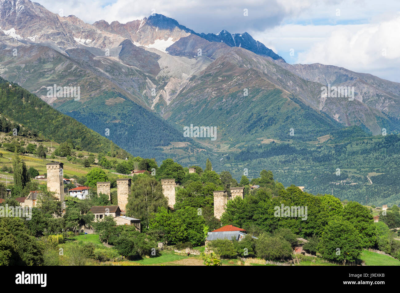 Svanetian traditionnels tours dans les montagnes Shkhara, UNESCO World Heritage Site, Legeri Village, Mestia, région de Svaneti, Géorgie Banque D'Images