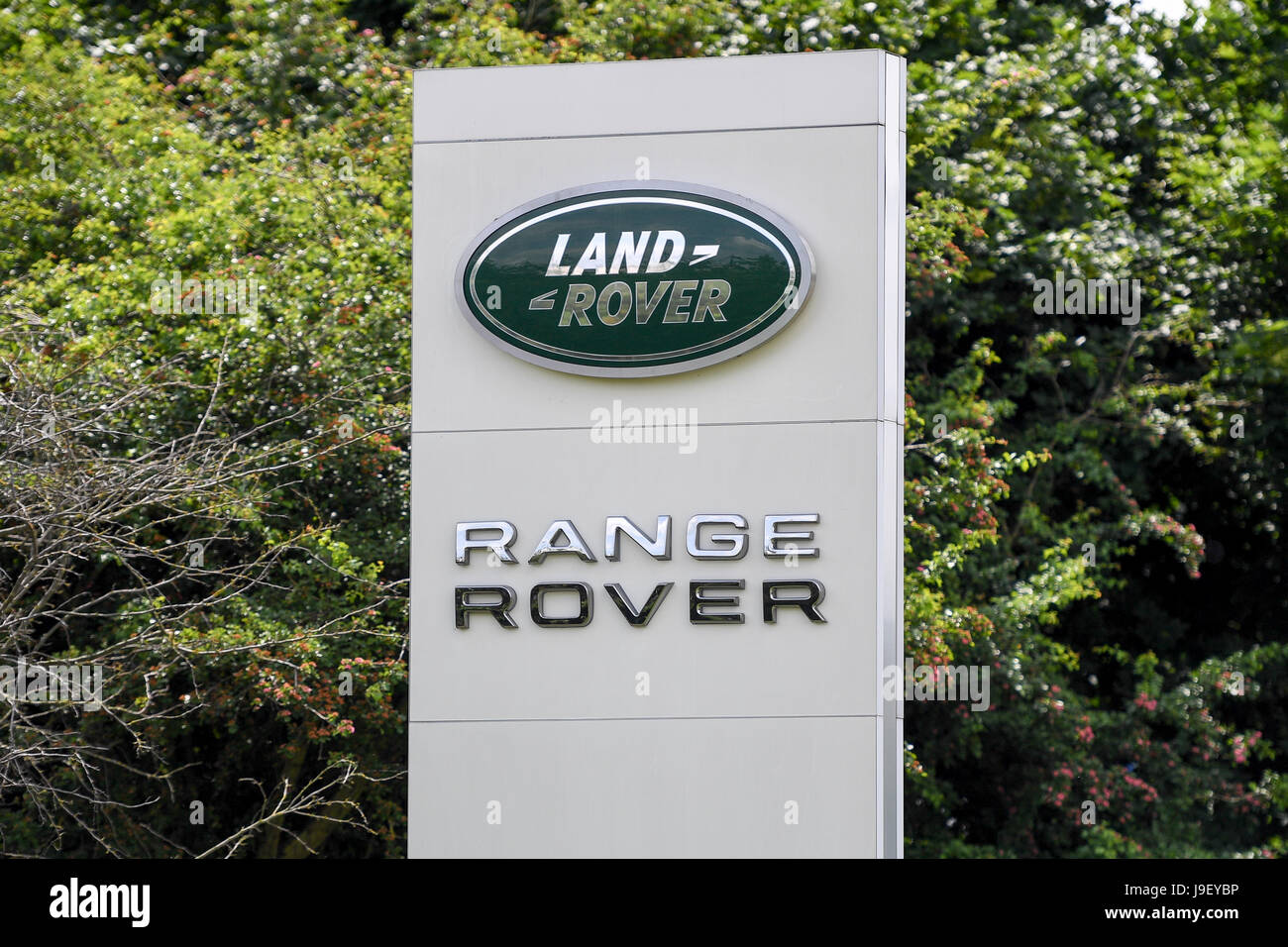 Land Rover, Range Rover affiche à l'extérieur d'un concessionnaire d'automobiles Banque D'Images