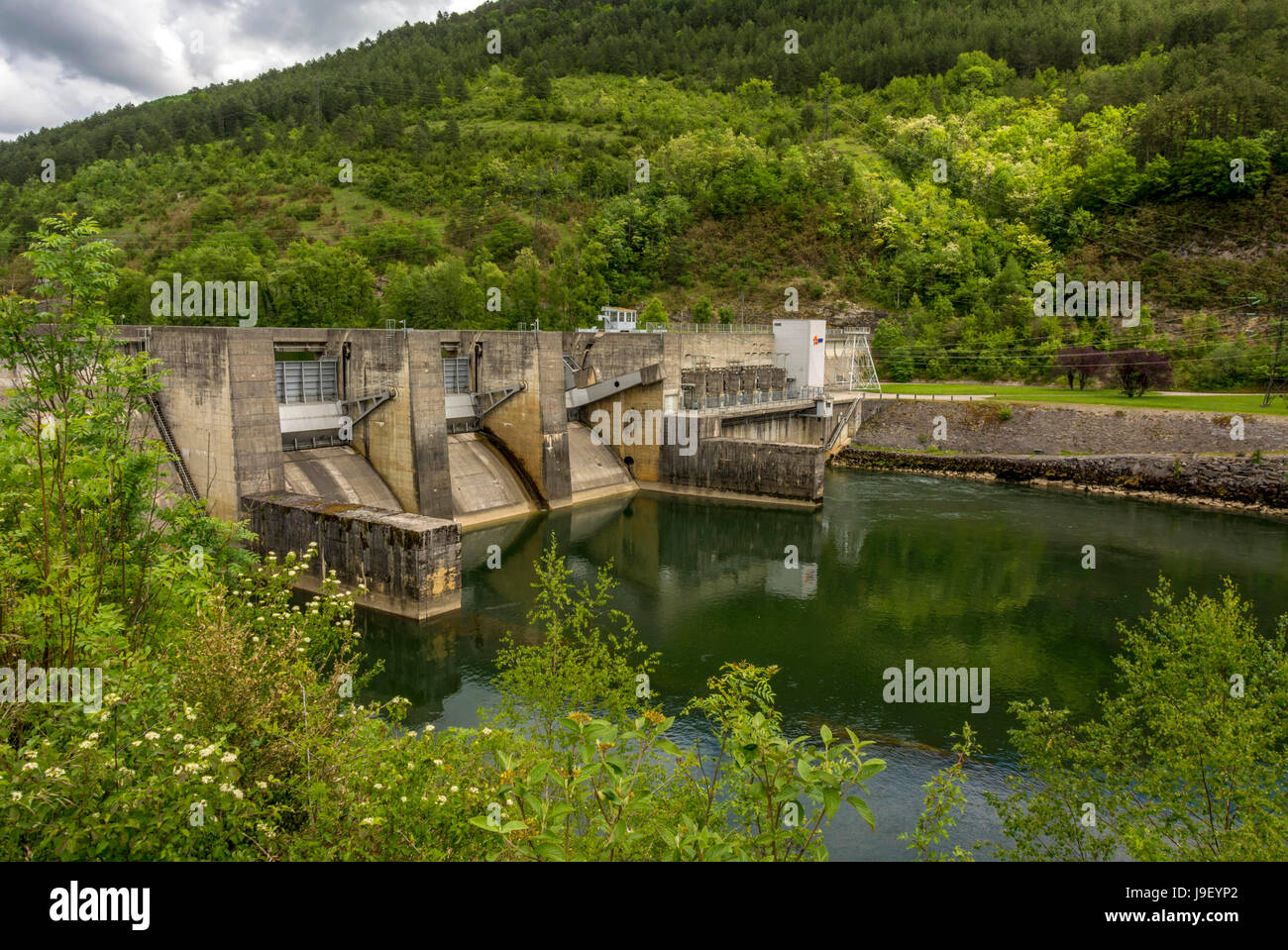 L'Allement barrage sur la rivière d'Ain. Ain. Auvergne Rhone Alpes. France Banque D'Images