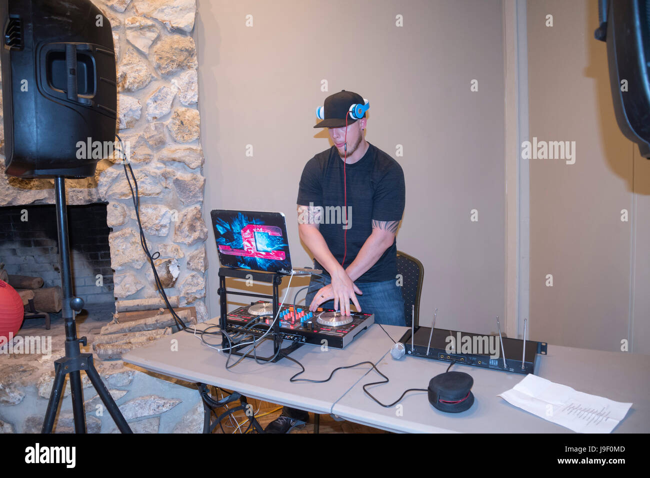 Event Disc Jockey mixe les sons. Banque D'Images