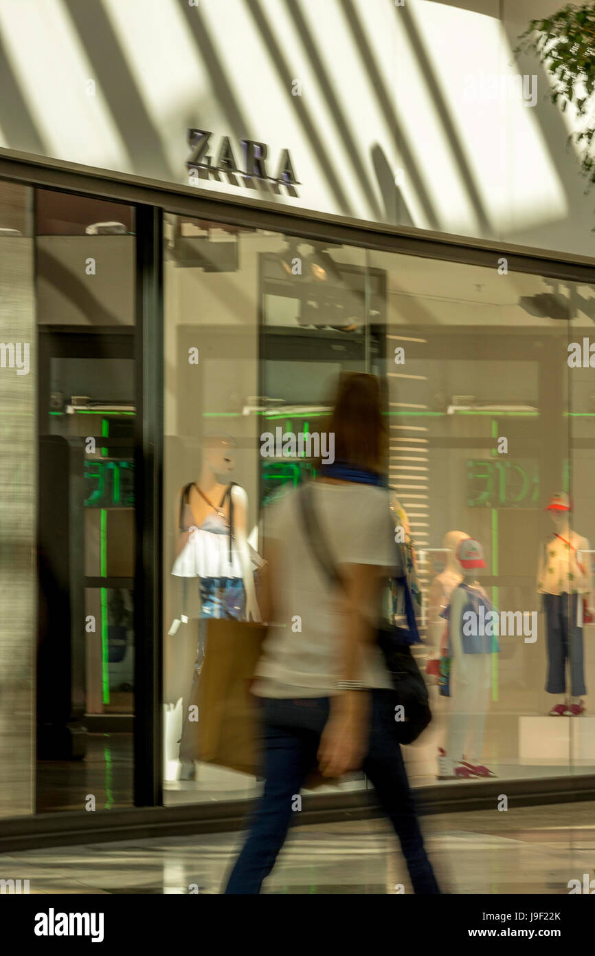 Zara Boutique dans centre commercial Courier. D'Annecy. Haute-Savoie.  France Photo Stock - Alamy