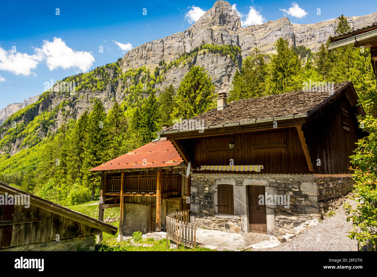 Les Chalets du Frenalay. Des pics de montagne à Sixt Fer a cheval près de Samoëns. Haute Savoie. France Banque D'Images