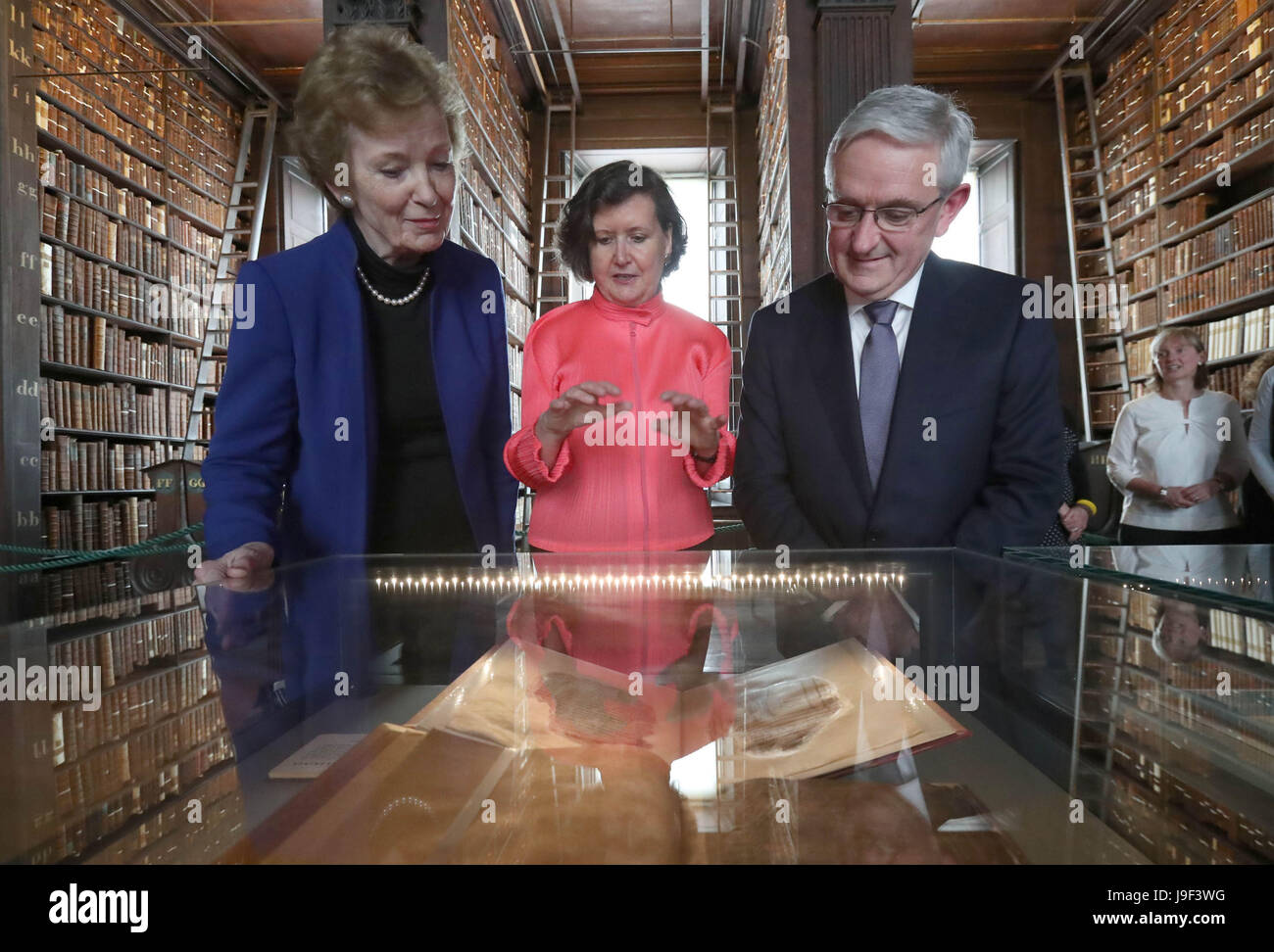 (De gauche à droite) Dr Mary Robinson, Président de l'Université de Dublin, Trinity College, College Bibliothécaire et Archiviste Helen Shenton et Bank of America Merrill Lynch Canada Executive pour l'Irlande Peter Keegan voir manuscrits irlandais à partir de l'âge des ténèbres à leur dévoilement dans la Long Room, Ancienne Bibliothèque, Trinity College de Dublin. Banque D'Images