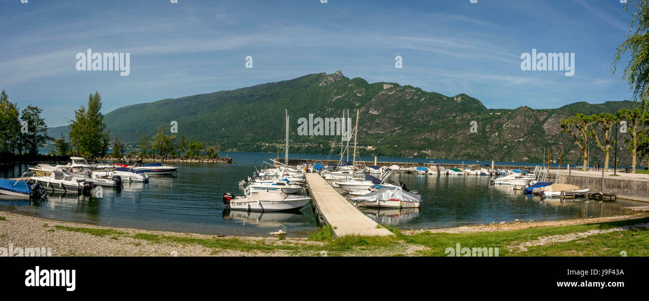 Yachts et bateaux amarrés sur le lac du Bourget. Savoie. France Banque D'Images