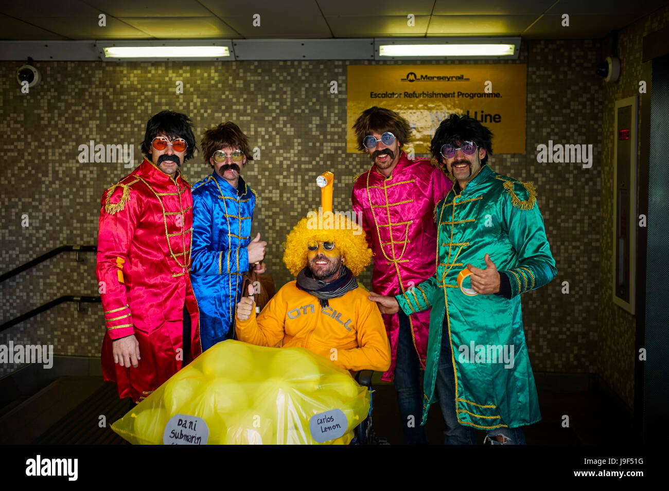 Les étudiants de Liverpool habillés en costumes Sgt Pepper Banque D'Images