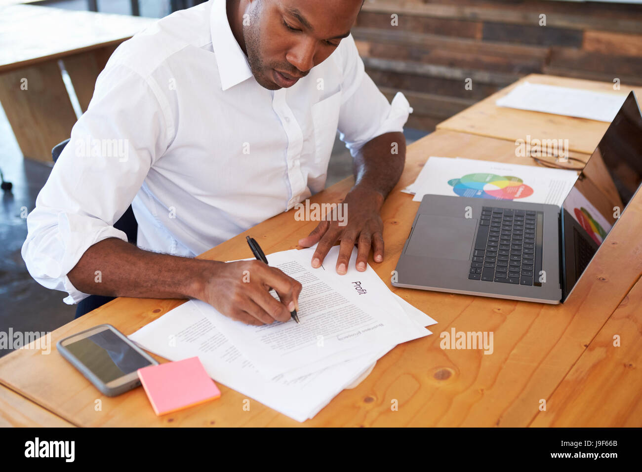 Portrait de jeune homme noir travaillant au bureau bureau Banque D'Images