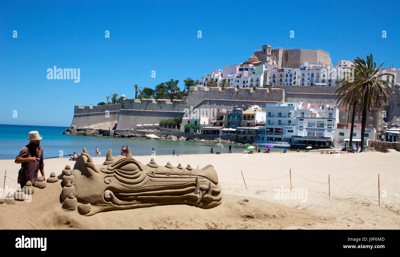 Sculpture de sable d'un monstre de mer sur la plage de Peñíscola Banque D'Images