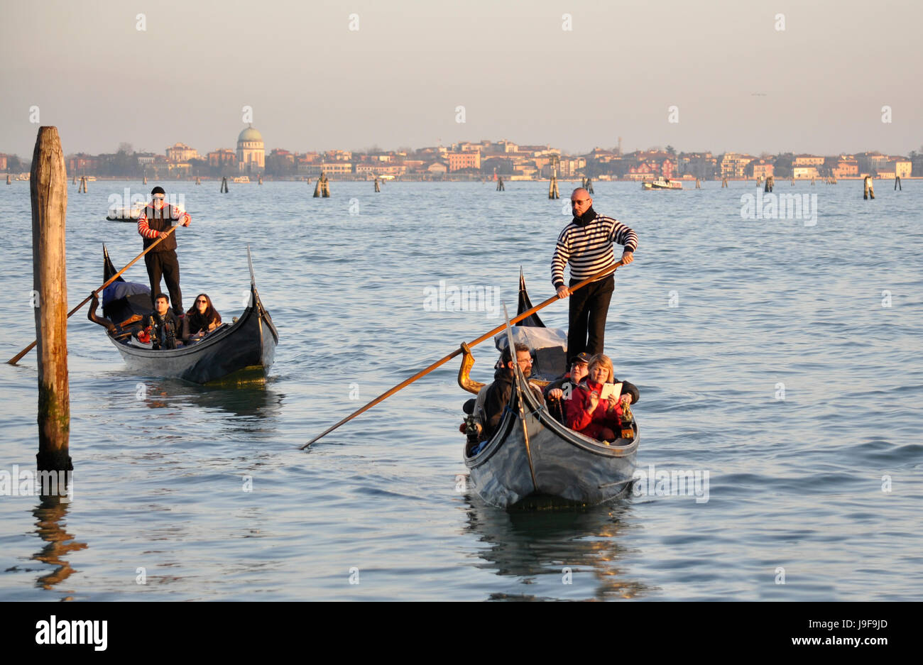 Les touristes en gondole à Venise, entrant à l'intérieur de Canal Grande Banque D'Images