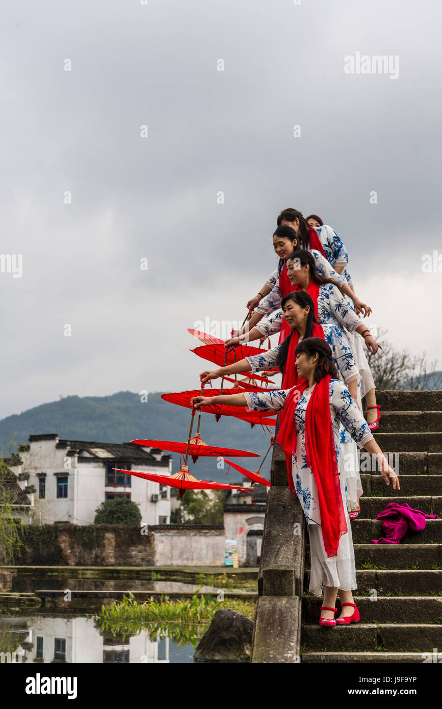 Des femmes habillées en vêtements traditionnels sur un pont, ancien village de Chengkan, fondée au cours de la période des Trois Royaumes et organisés sur dérogeant fengshui Banque D'Images