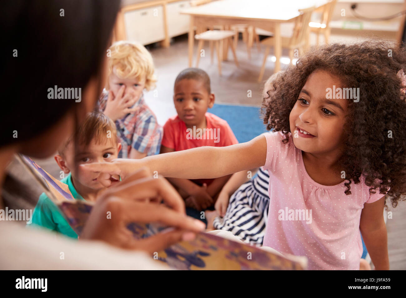 Les élèves à l'école Montessori à au Réservez avec l'enseignant Banque D'Images