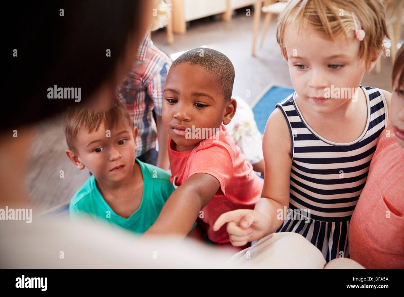 Les élèves à l'école Montessori à au Réservez avec l'enseignant Banque D'Images