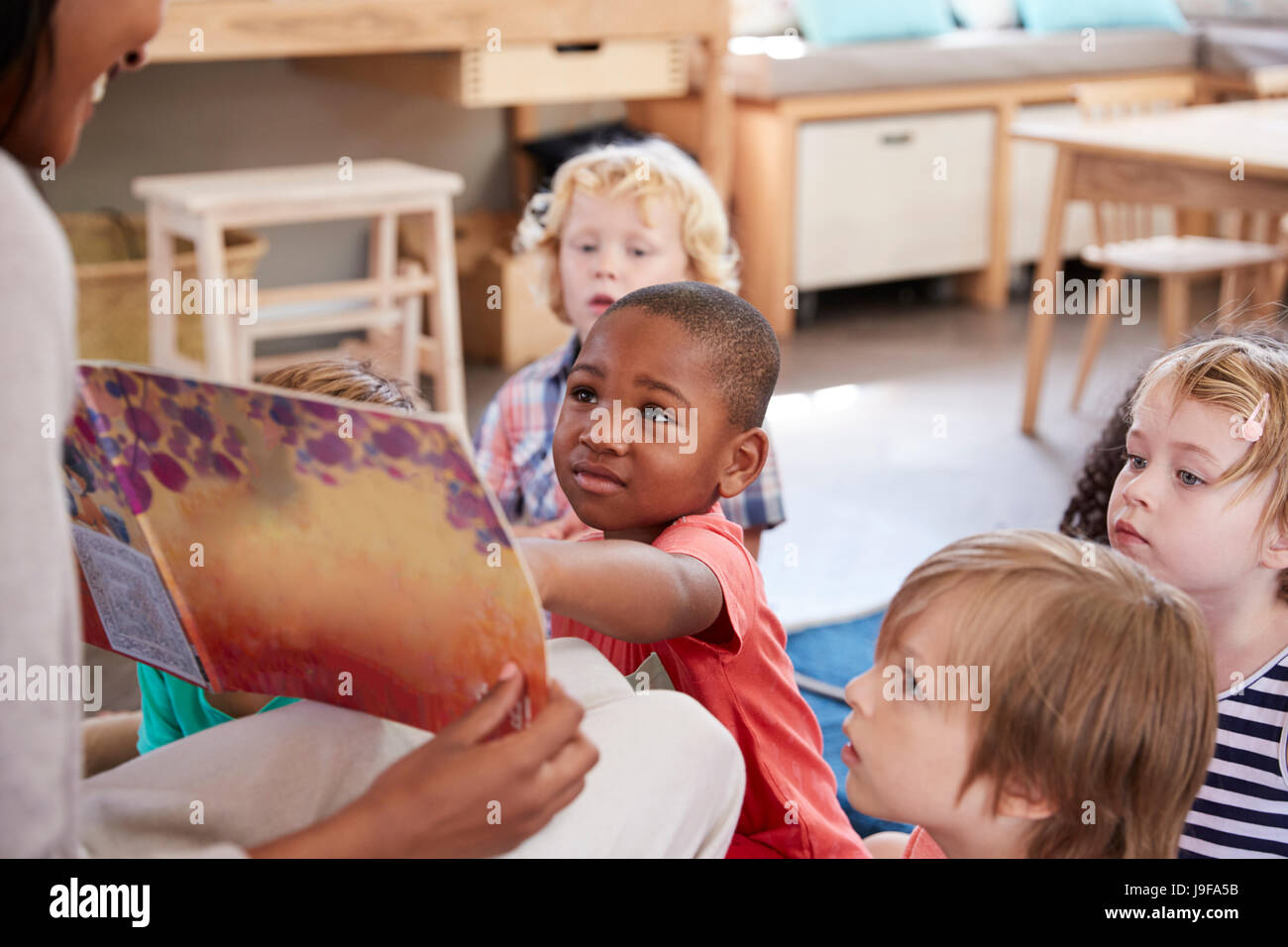 Les élèves à l'école Montessori à au Réservez avec l'enseignant Banque D'Images