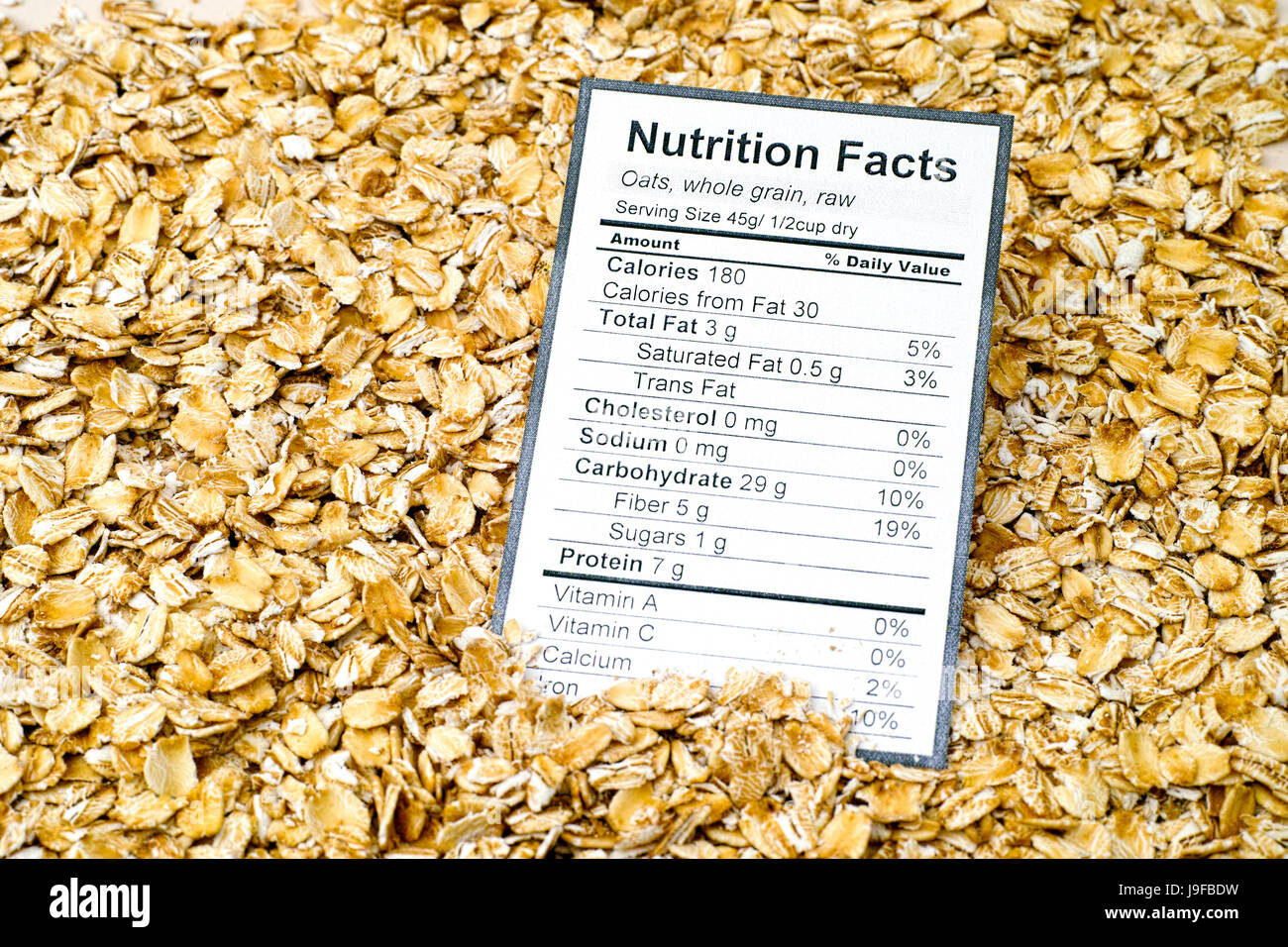 Le tableau de la valeur nutritive des matières premières de l'avoine à grains entiers d'avoine avec l'arrière-plan. Banque D'Images