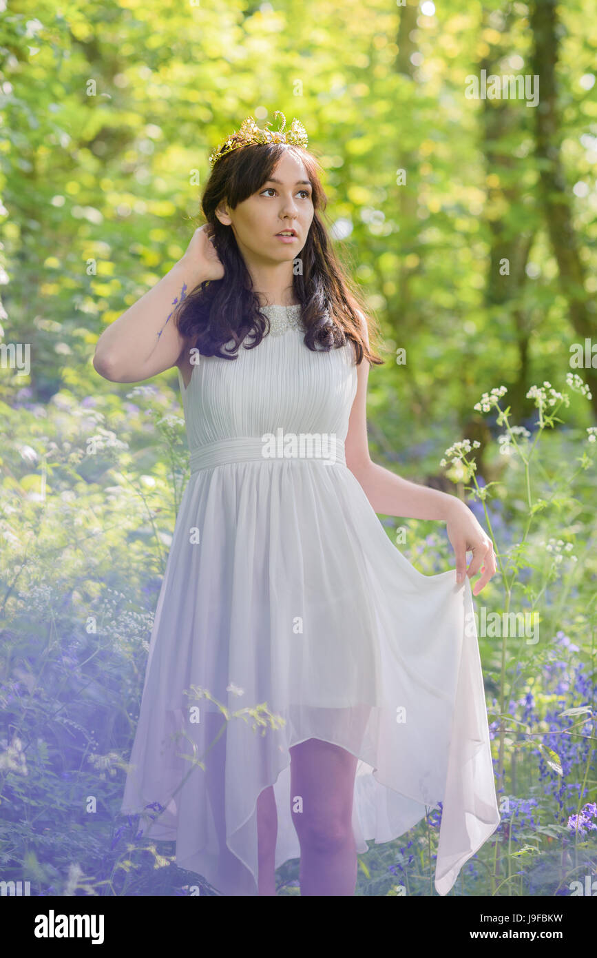 Jeune femme en forêt bluebell Banque D'Images