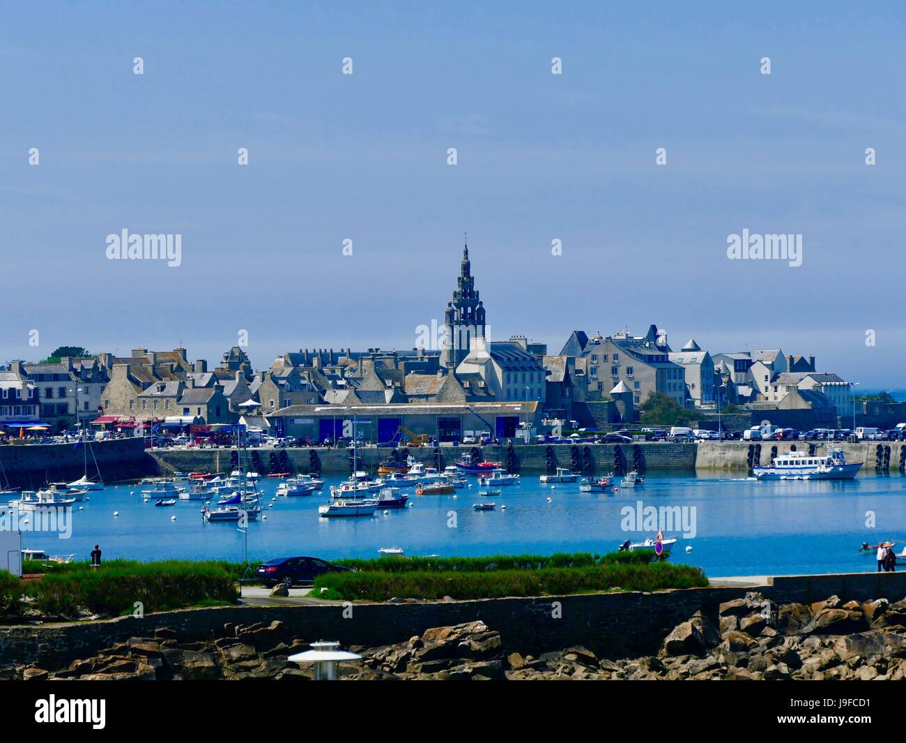 Roscoff, vieux port et la ville, avec des bateaux flottant dans le port. Finistère, Bretagne, France Banque D'Images