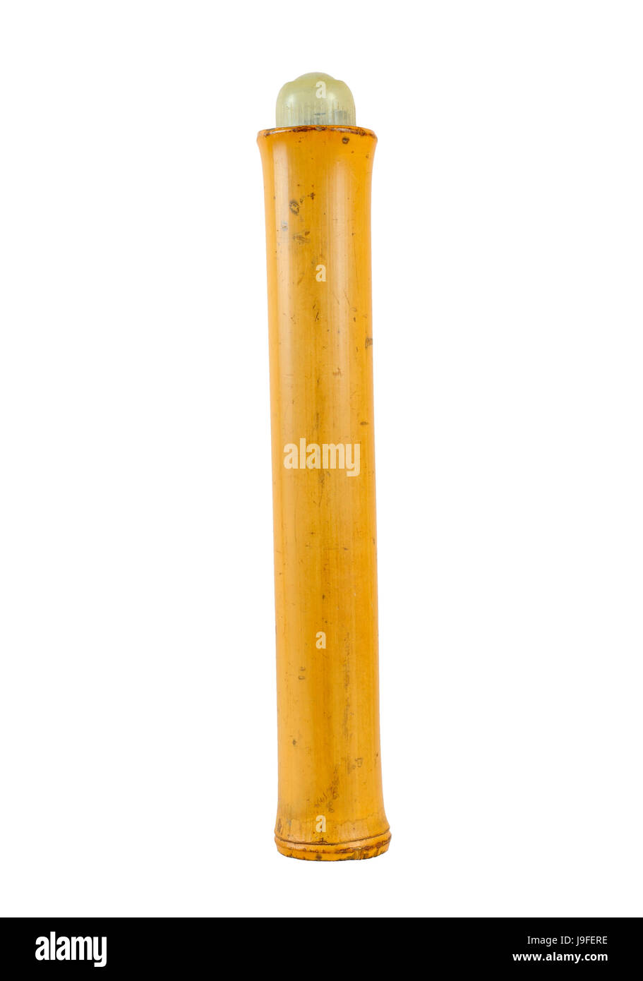 Un vieux bambou Shaker percussion isolé sur le fond blanc avec du liège Banque D'Images