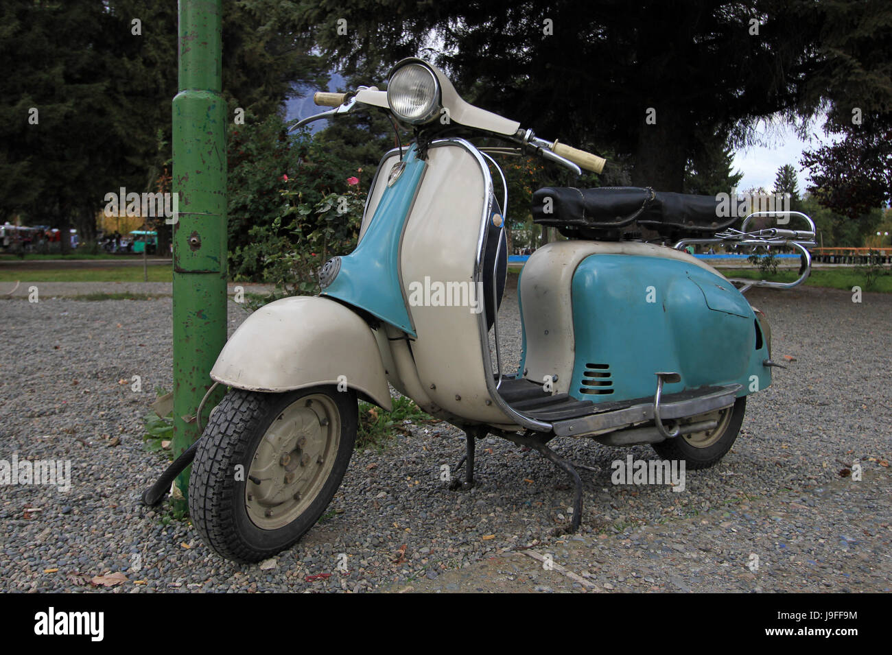 Scooter Vintage bleu à El Bolson, Argentine Banque D'Images