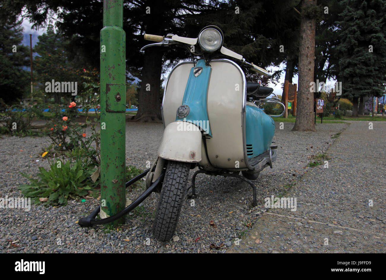 Scooter Vintage bleu à El Bolson, Argentine Banque D'Images