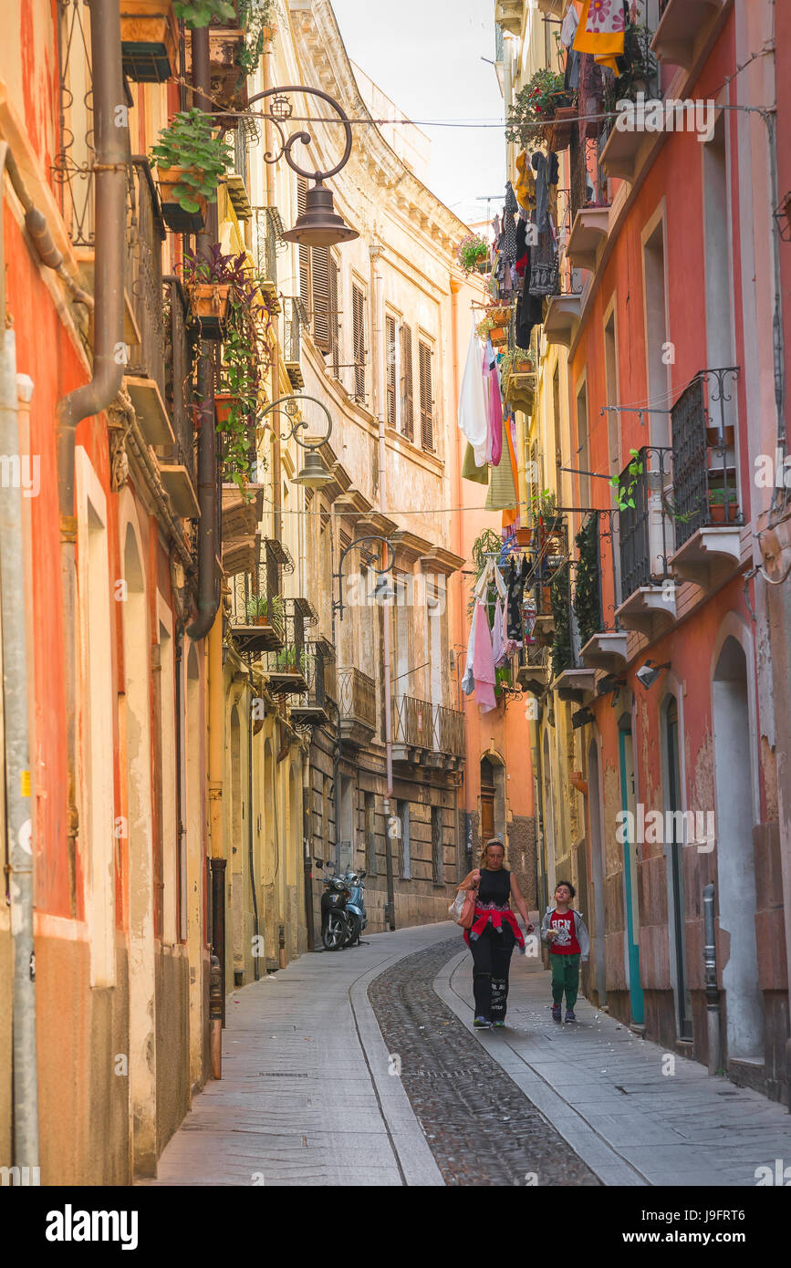 La vieille ville de Cagliari, une rue étroite dans le ...