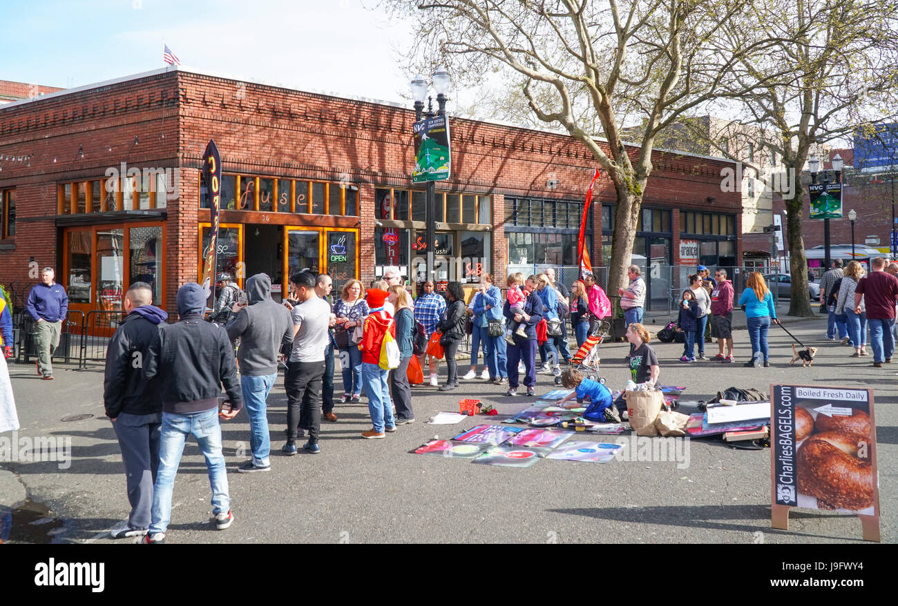 Une longue et populaire pour les jeunes - Vieille ville de Portland - Portland - OREGON - 16 AVRIL 2017 Banque D'Images