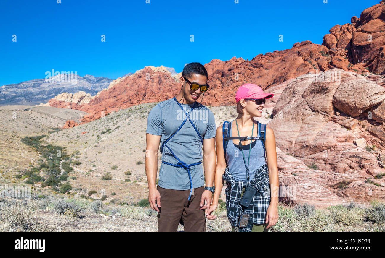 Couple avec rock le matériel d'Escalade Randonnée pédestre au Red Rock Canyon National Conservation Area, qui est à environ 20 miles de Las Vegas Banque D'Images