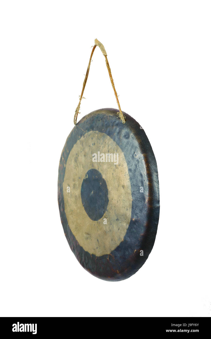 L'image de l'ancien instrument de percussion traditionnel gong.tom-tom isolé sur blanc accroché sur une corde Banque D'Images