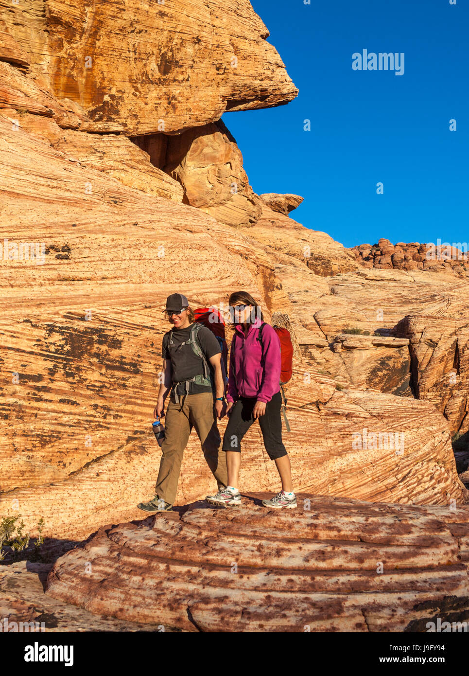 Randonnée couple au Red Rock Canyon National Conservation Area, qui est à environ 20 miles de Las Vegas Banque D'Images