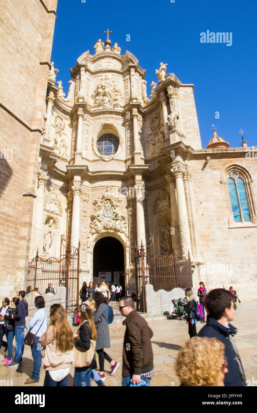 Entrée principale de la cathédrale de Valence est souvent appelé le "porte des fers,' en référence à la barrière en fer qui l'entoure. Valence, Espagne. Banque D'Images