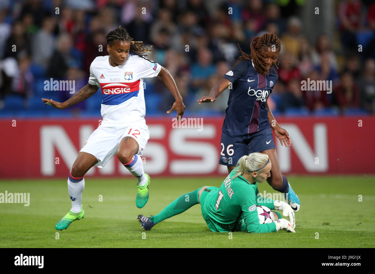 Paris Saint-Germain's Grace Geyoro collision avec Paris Saint-Germain gardien Katarzyna Kiedrzynek au cours de l'UEFA Women's Champions League au Cardiff City Stadium. Banque D'Images