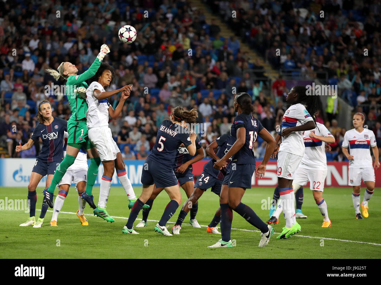 Paris Saint-Germain gardien Katarzyna Kiedrzynek les poinçons l'ball clair au cours de l'UEFA Women's Champions League au Cardiff City Stadium. Banque D'Images